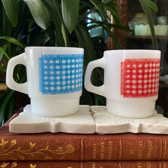 Pair of Fire King Gingham Plaid Anchor Hocking Blue + Red Milk Glass Mugs VTG - Picture 6 of 12